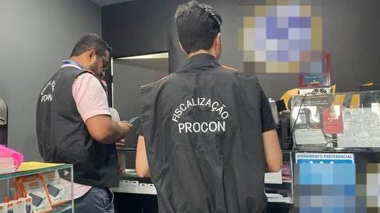 Após denúncias, Procon Maceió autua seis lojas de celulares por irregularidades - Reprodução / Secom Maceió
