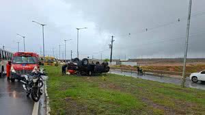 Bombeiros são acionados após motorista capotar caminhonete na Rota do Mar - Reprodução
