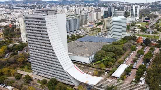 Campeão mundial de skate vai descer em rampa de 85 m feita em prédio do governo do RS - Divulgação / Governo do RS