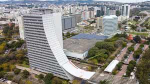 Campeão mundial de skate vai descer em rampa de 85 m feita em prédio do governo do RS - Divulgação / Governo do RS