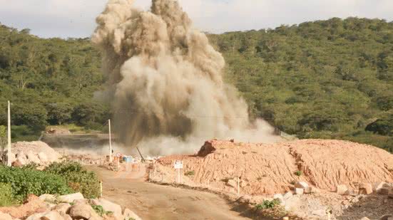 Imagem Rocha é detonada para escavações do  próximo trecho do Canal do Sertão