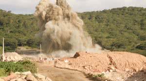 Imagem Rocha é detonada para escavações do  próximo trecho do Canal do Sertão