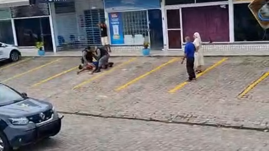 Fiéis chamaram a atenção dos policiais e reforçaram que o homem é conhecido na região - Foto: Reprodução