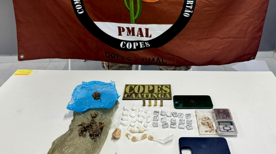 O material ilícito foi encontrado durante a busca, confirmando o flagrante - Foto: Cortesia/PM