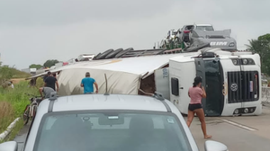 Acidente deixou o trânsito interditado - Foto: Reprodução