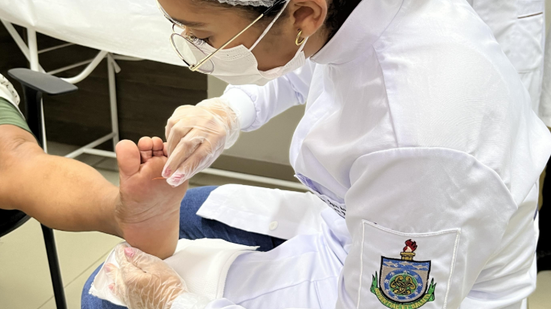 Na Uncisal, alunos aplicam a plantigrafia, exame que identifica áreas de maior pressão nos pés de pacientes diabéticos - Foto: Ascom Uncisal
