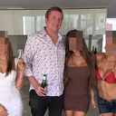 Timothy Clark aparece cercado de amigas - Foto: Reprodução