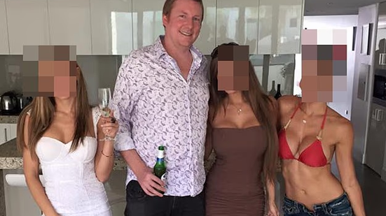 Timothy Clark aparece cercado de amigas - Foto: Reprodução