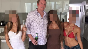 Timothy Clark aparece cercado de amigas - Foto: Reprodução