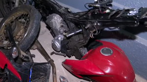 Duas motocicletas e uma terceira parcialmente desmontada foram apreendidas - Foto: Reprodução / TV Pajuçara