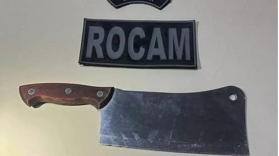 Próximo à entrada da casa, os agentes encontraram a faca usada nas ameaças jogada no chão. - Foto: Cortesia/PM