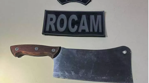 Próximo à entrada da casa, os agentes encontraram a faca usada nas ameaças jogada no chão. - Foto: Cortesia/PM