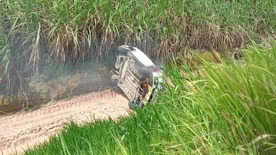 Carro capota, pega fogo e provoca incêndio em vegetação em Messias - Reprodução