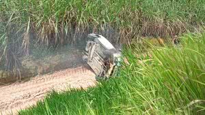 Carro capota, pega fogo e provoca incêndio em vegetação em Messias - Reprodução