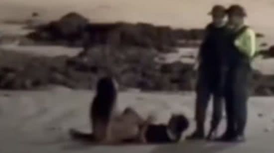 Casal é abordado por PM durante relação sexual em praia - Reprodução / Redes sociais