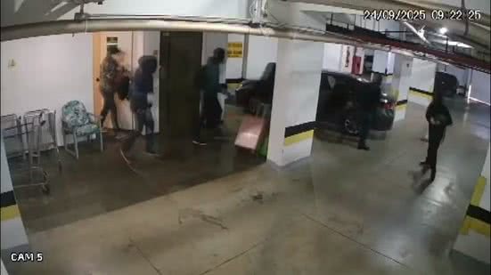 Criminosos fugindo após roubo a apartamentos em prédio de Ribeirão Preto - Reprodução