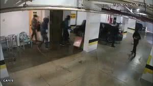 Criminosos fugindo após roubo a apartamentos em prédio de Ribeirão Preto - Reprodução