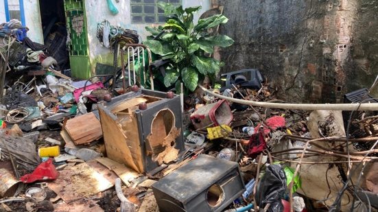 Fiscalização retira 8 toneladas de entulhos de casa de acumulador no Benedito Bentes - Reprodução / Secom Maceió