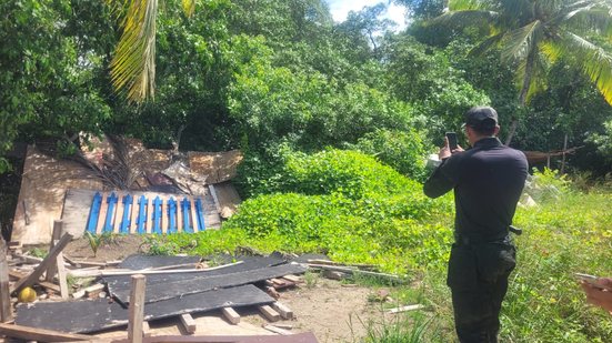 Fiscais constataram o descarte inadequado de resíduos sólidos e despejo de cimento - Foto: Assessoria