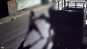 "Me ajude!": vídeo mostra desespero de mulher agredida por homem em Carneiros - Reprodução / PC-AL