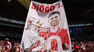 Torcedores do Liverpool exibem imagem do ex-jogador Diogo Jota momentos antes da partida entre Crystal Palace e Liverpool, pela Final da Supercopa da Inglaterra 2025, no Estádio Wembley - DiaEsportivo / Folhapress