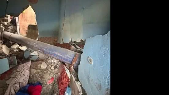 Mulher morre esmagada dentro de casa por cano que caiu de caminhão - Reprodução / Redes sociais