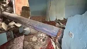 Mulher morre esmagada dentro de casa por cano que caiu de caminhão - Reprodução / Redes sociais