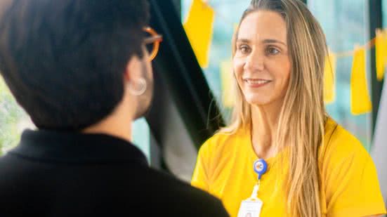 Psicóloga Fabiana Bituu durante atendimento a paciente no Hospital da Cidade. - Foto: David Silas/ Ascom Maceió Saúde