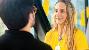 Psicóloga Fabiana Bituu durante atendimento a paciente no Hospital da Cidade. - Foto: David Silas/ Ascom Maceió Saúde