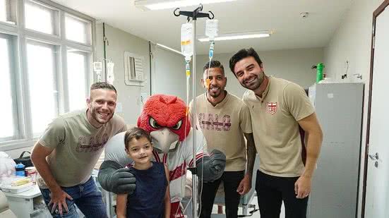 Jogadores do CRB visitam pacientes da oncologia pediátrica da Santa Casa de Maceió - Lucca Morais / CRB