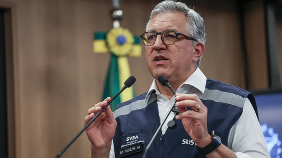 Ministro da Saúde, Alexandre Padilha, anuncia em coletiva medidas emergenciais após aumento de casos de intoxicação por metanol no país - Foto: Agência Brasil
