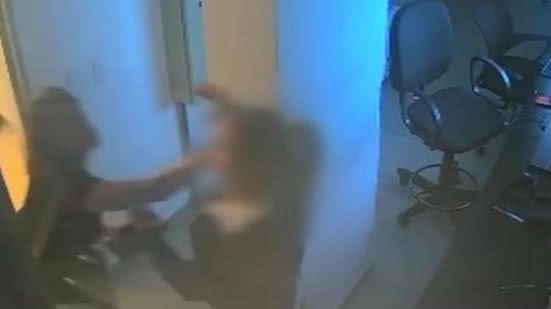 Moradora de prédio agride porteira após portão fechar em seu carro - Reprodução / Record