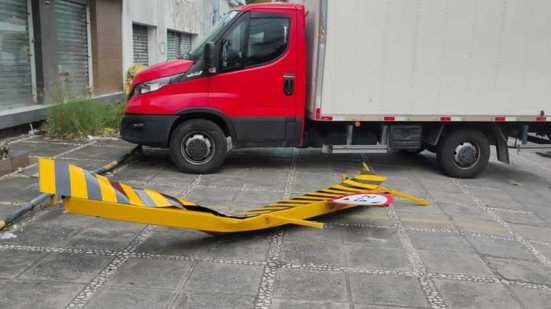 Motorista desobedece sinalização e destrói pórtico na avenida Governador Afrânio Lages - DMTT