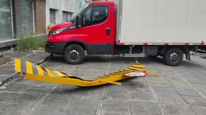 Motorista desobedece sinalização e destrói pórtico na avenida Governador Afrânio Lages - DMTT