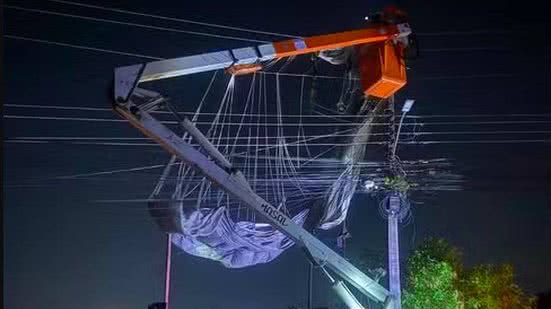 Paraquedista do exército cai em fio de alta tensão - Reprodução