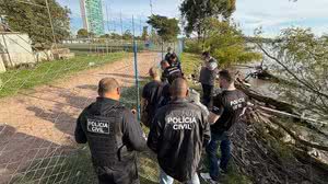 Policiais localizam perna de manicure na orla do lago Guaíba, no domingo (7) - Divulgação / PCRS