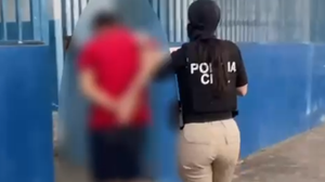 A Polícia Civil divulgou imagem do momento exato da prisão de um deles - Divulgação / PC