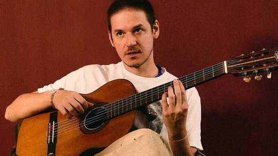 Imagem Rubel em Maceió com sua nova turnê “BELEZA. Rubel e Violão”