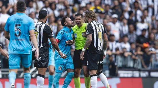 Imagem Após jogo do Santos, Neymar detona gramado sintético do estádio do Atlético-MG: ‘Uma m…’