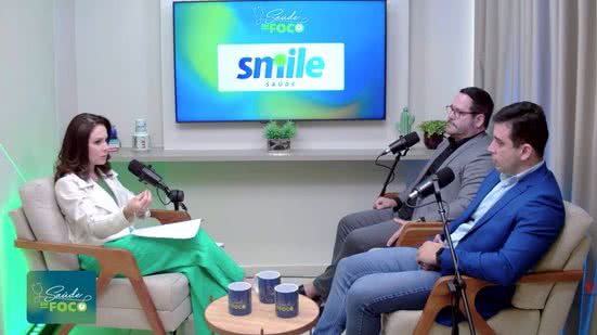 A apresentadora Beatriz Lacerda, o Dr. André Valente e o juiz federal Kleiton Ferreira no 5º episódio do Saúde em Foco - Reprodução / TV Pajuçara