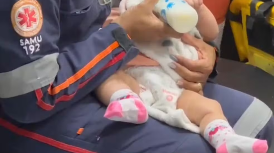 Bebê é atendida pelo Samu após ser encontrada ao lado do corpo da mãe em Natal - Foto: Kleber Teixeira/Inter TV Cabugi