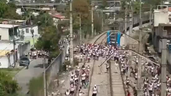 No dia em que voltou a poder ir a estádios, a Torcida Jovem Fla invadiu trilho da Supervia e provocou a paralisação do trem - Reprodução / Redes sociais