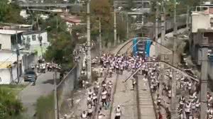 No dia em que voltou a poder ir a estádios, a Torcida Jovem Fla invadiu trilho da Supervia e provocou a paralisação do trem - Reprodução / Redes sociais