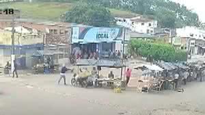 TV Pajuçara: vídeo mostra execução de ex-vereador em feira livre, no interior de AL - Reprodução / TV Pajuçara