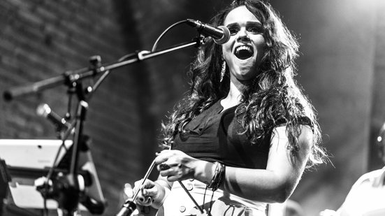 Fernanda Guimarães, conhecida por sua versatilidade na música, apresentará um repertório que inclui clássicos do forró e canções do seu álbum autoral “Pés em Casa” - Foto: Divulgação