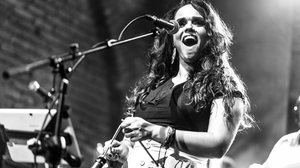 Fernanda Guimarães, conhecida por sua versatilidade na música, apresentará um repertório que inclui clássicos do forró e canções do seu álbum autoral “Pés em Casa” - Foto: Divulgação