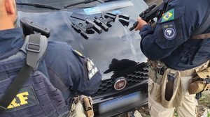 Um homem foi preso por porte ilegal de arma de fogo, receptação e adulteração de sinal identificador - Foto: Cortesia/PRF
