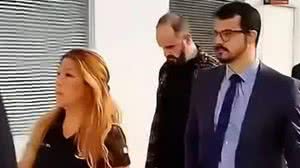 Psiquiatra Rafael Pascon (centro) chega à delegacia ao lado de policial e de advogado - Reprodução