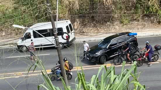 Acidente com caminhão derruba poste e causa caos no trânsito da Avenida Leste-Oeste - Cortesia