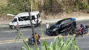 Acidente com caminhão derruba poste e causa caos no trânsito da Avenida Leste-Oeste - Cortesia